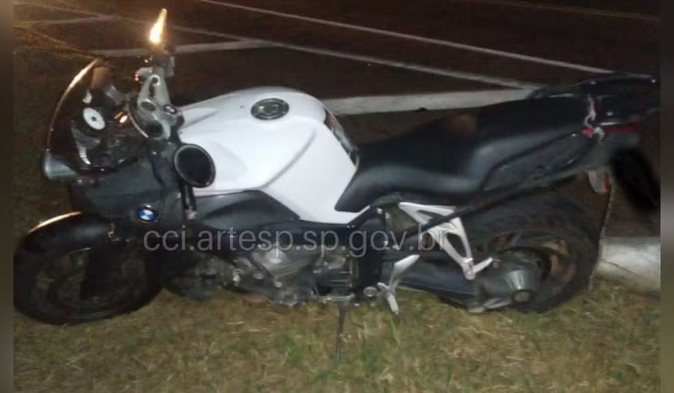 Um pedestre morreu após ser atropelado por uma moto BMW em Laranjal Paulista (SP) — Foto: Reprodução/Artesp